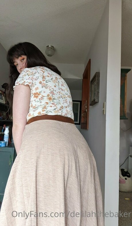 DelilahTheBaker onlyfans strip tease