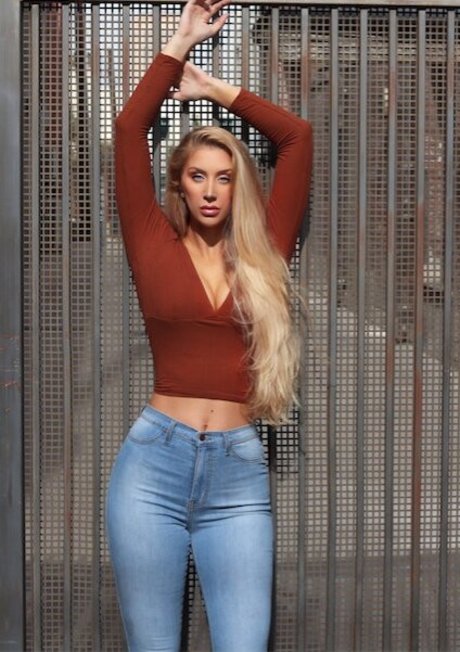 Elle Van Schaik onlyfans nude