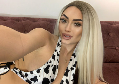 rayleewillow onlyfans model