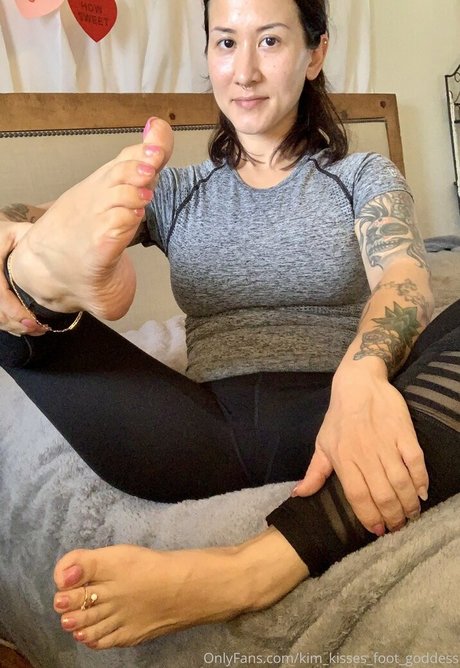 kim kisses foot goddess onlyfans leaks nudes