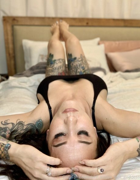 kim kisses foot goddess leaked onlyfans naked