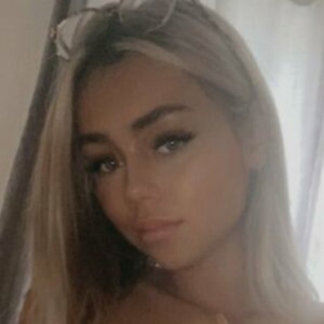 louisaxox onlyfans topless