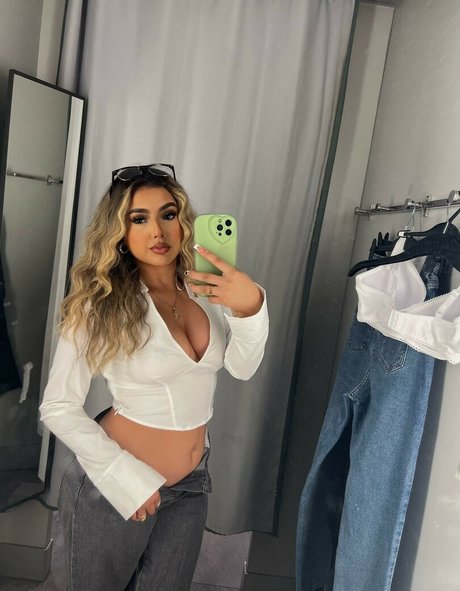 Gisselle Next Door onlyfans nude pictures