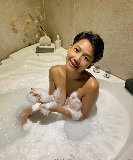 lady atom2 onlyfans topless