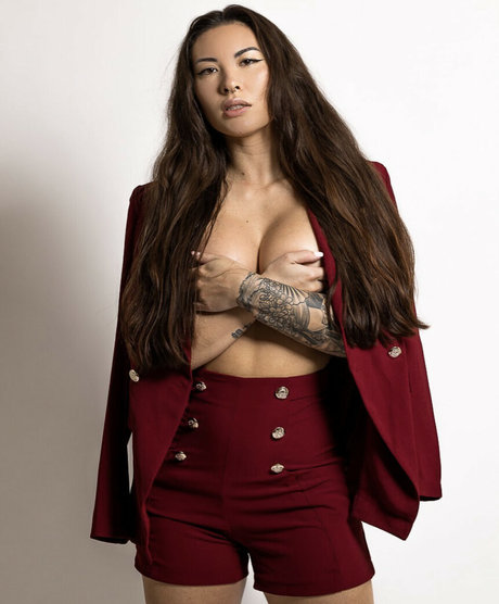 iris est2020 onlyfans pics