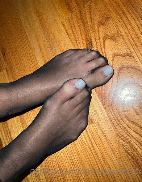 feetyoureyesonthiss naked on onlyfans