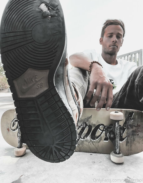 skaterrboi onlyfans desnuda