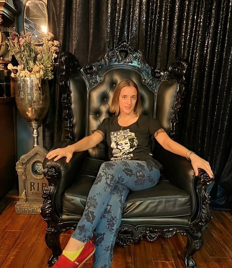 Ashley Victoria Robinson desnuda onlyfans