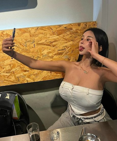 e__luda glamorous onlyfans striptease