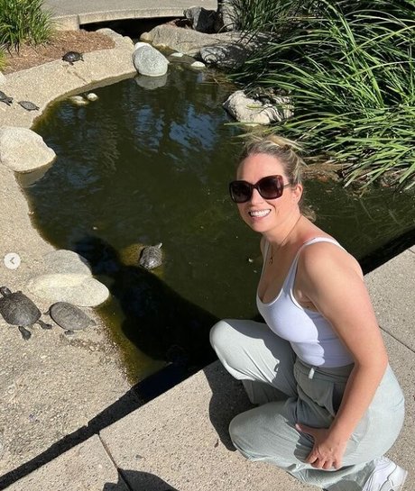 Sarah Cruddas onlyfans leak ass