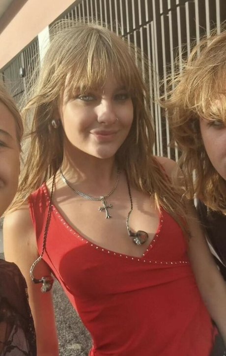 Victoria De Angelis Profile pic