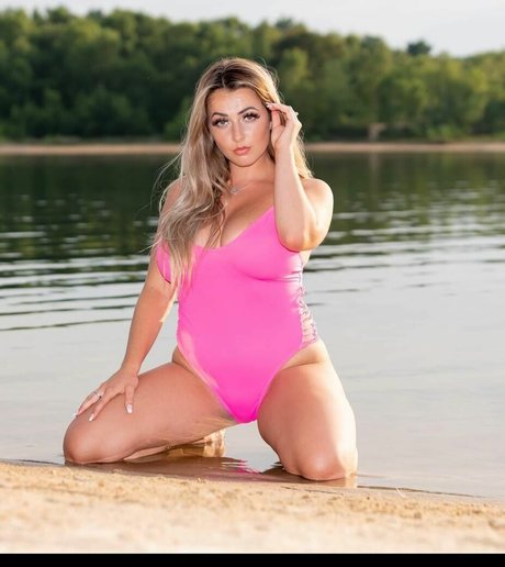 Yazmin Holmes onlyfans hot