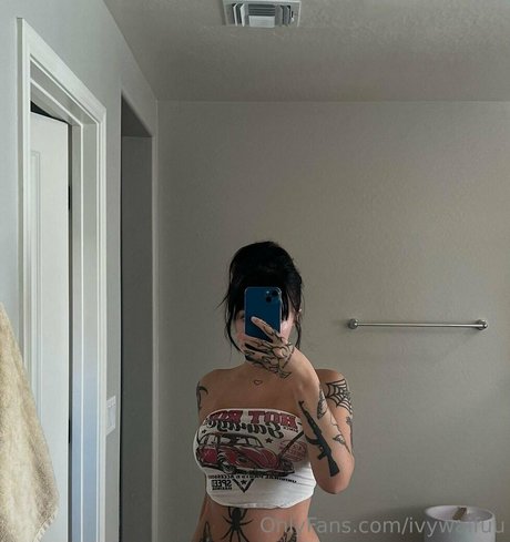 ivywaifuu onlyfans model