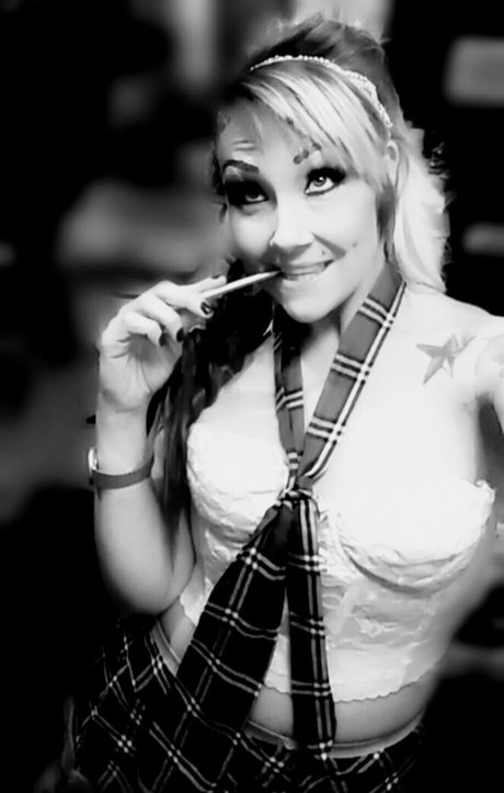 sinssexytattoosntitties onlyfans star