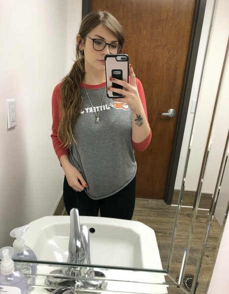 big tits stepmom onlyfans nice selfie