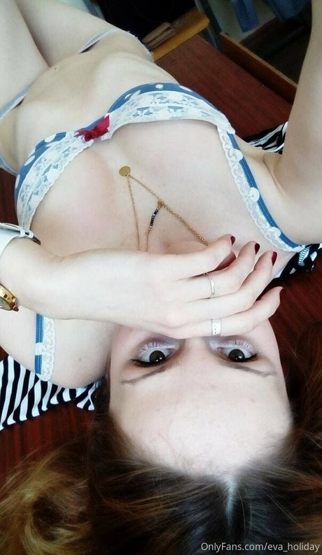 evaholiday nude on onlyfans