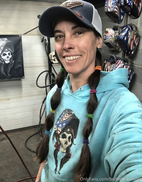 BarbieTheWelder onlyfans leak naked