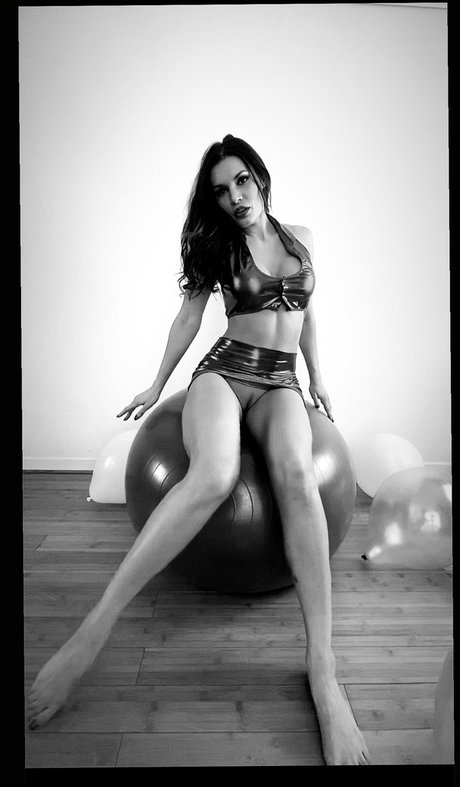 Kitana Lure onlyfans topless