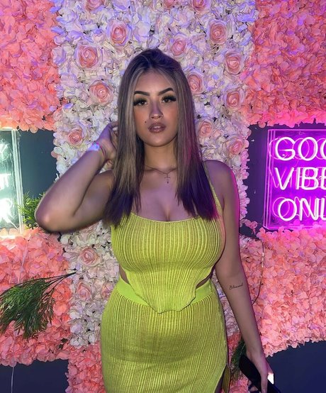 Goldensugaarr nude onlyfans