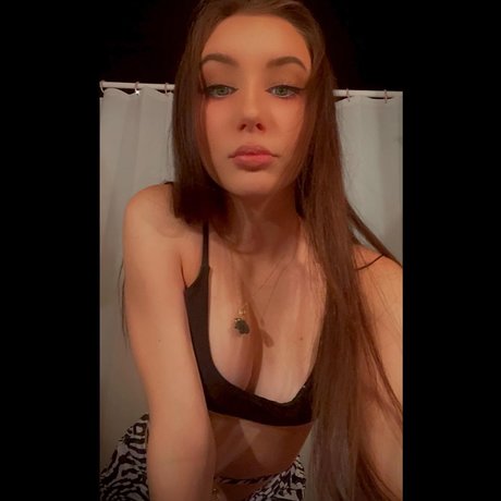 Amira Maroulis naked onlyfans leaked