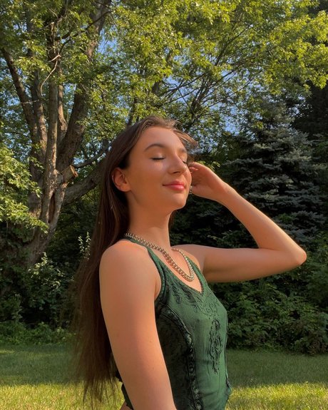 Amira Maroulis onlyfans post