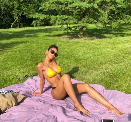 Crackn Freckles onlyfans model images