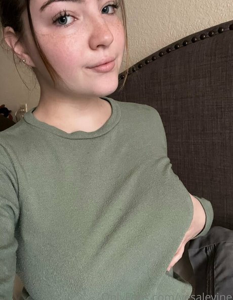 Vesalevine onlyfans model photo