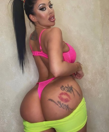 Lara Frost onlyfans boobs