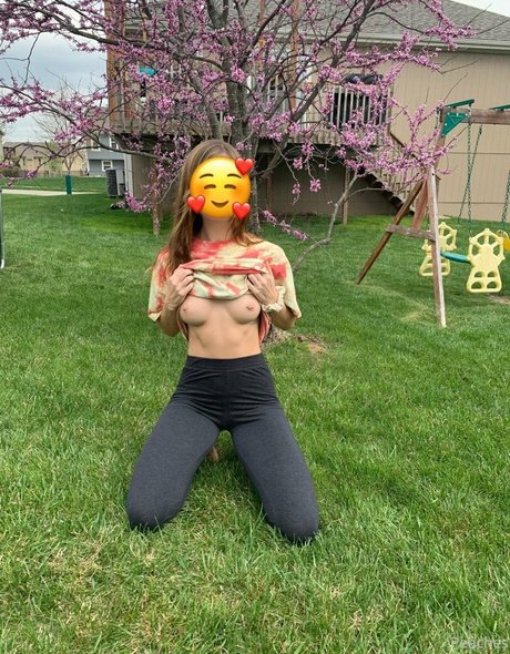 cremedelapeachh only fans leak