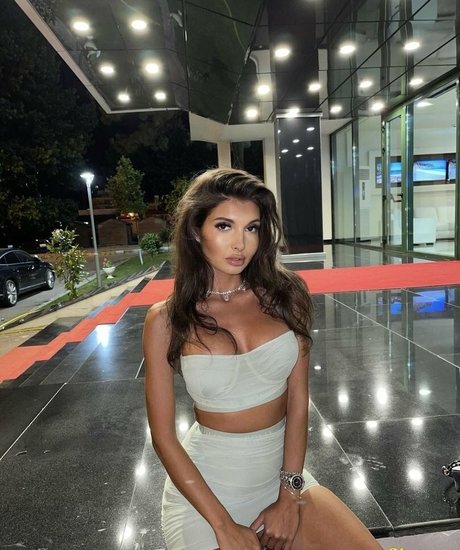 Adriannalinnaa onlyfans nude leak