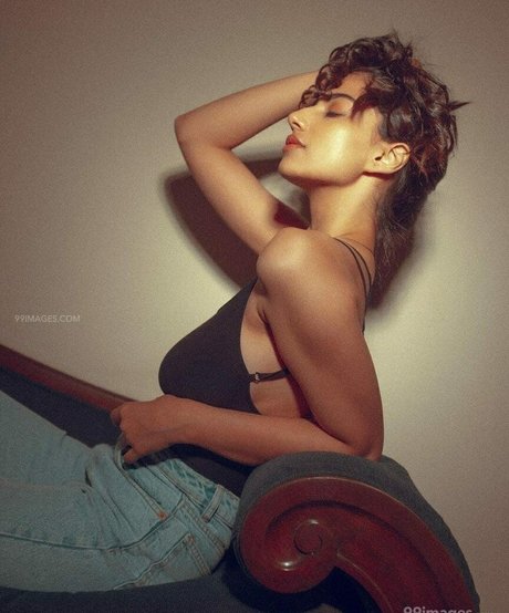 Meenakshi Chaudhary onlyfans leak nude