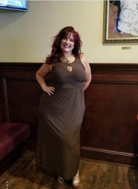 Redvelvet6877 is on onlyfans