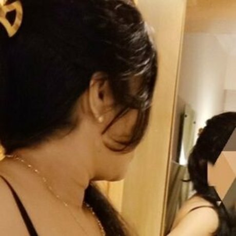 Desihotwife ass onlyfans