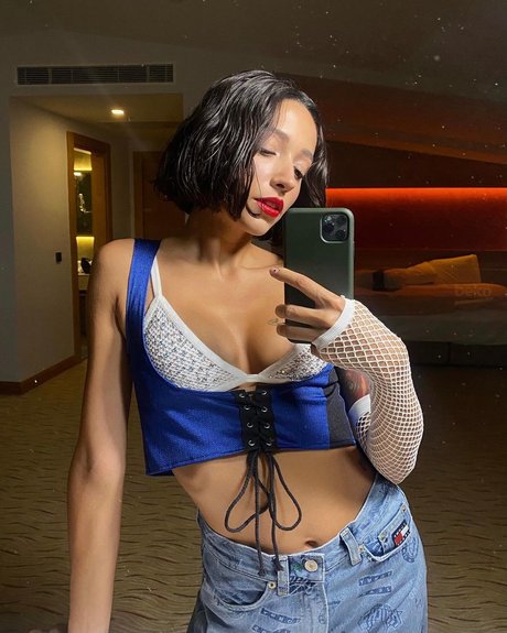 Zeynep Bastik onlyfans content