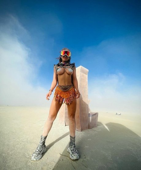 Maria Elisa Camargo leaked onlyfans.