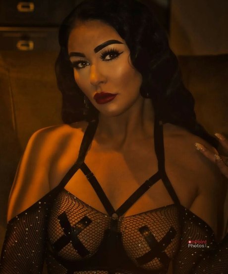 Reign Chaos onlyfans model