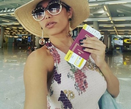 Alexandra Bittencourt onlyfans striptease