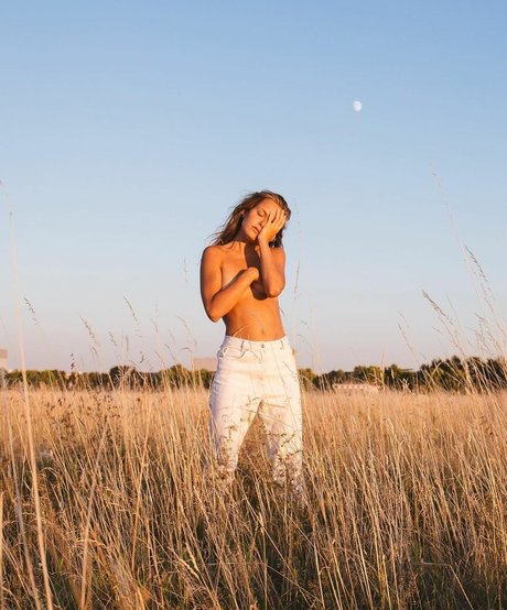 Chloe Kian onlyfans striptease