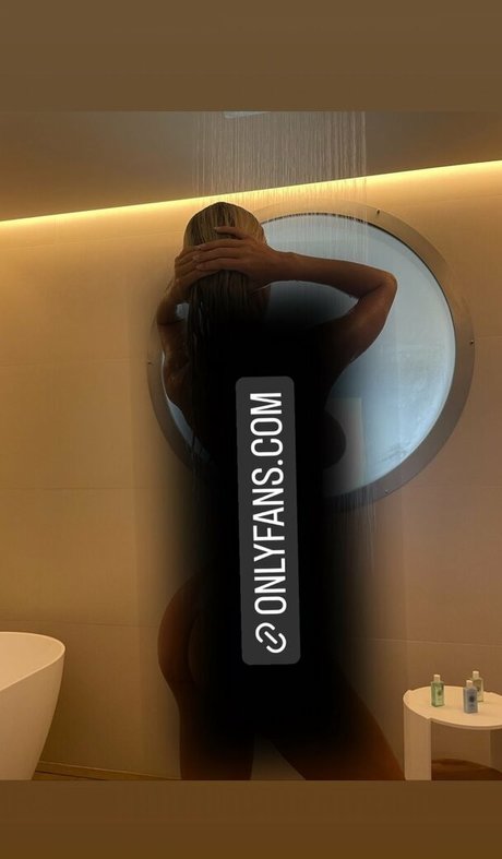 CaitlinJessie onlyfans leaked tits