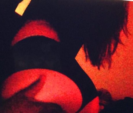 Ellz bellz__ onlyfans creator