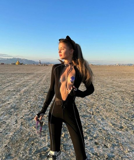 Dasha Komarova onlyfans post