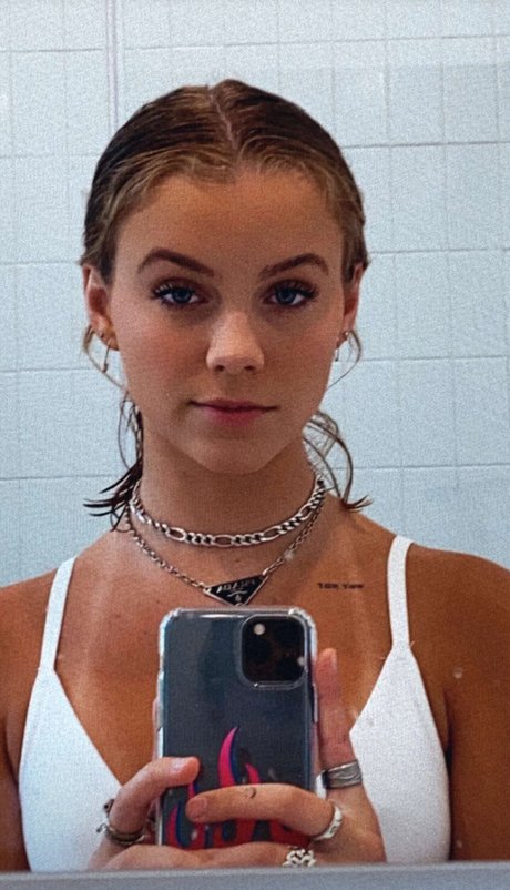 Anna Shumate onlyfans model images