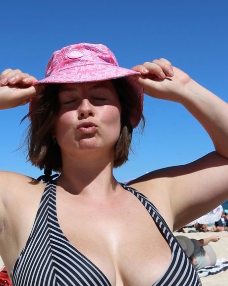 Bel Larcombe onlyfans model images