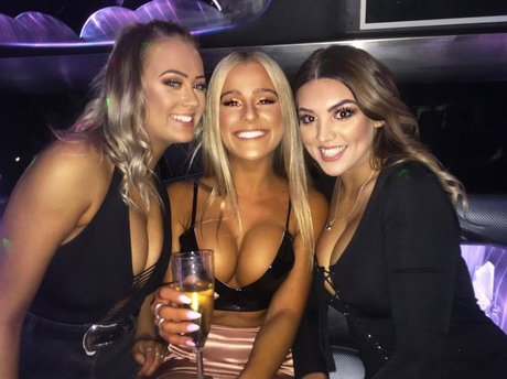 Cassie And Chloe Roberts new onlyfans leak