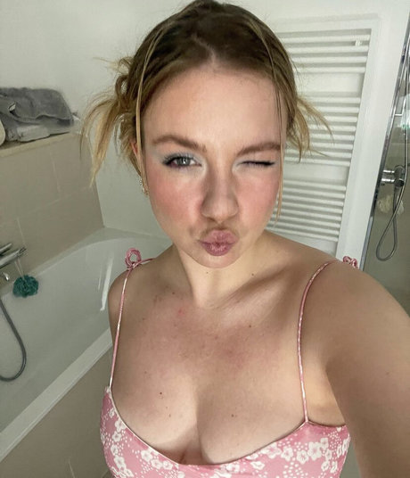 Kel Missesvlog onlyfans model images