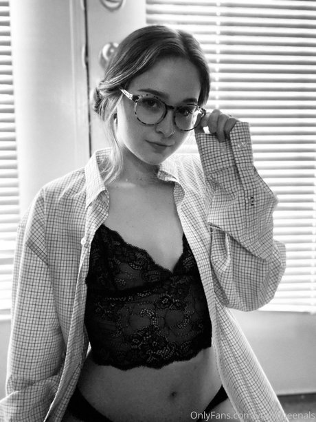 yourqueenals onlyfans leaked naked