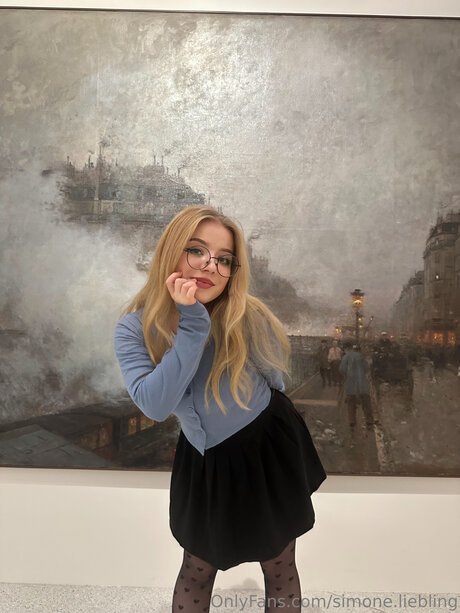 Simunka Show boobs onlyfans