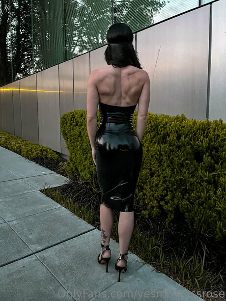 Roserenoir onlyfans strip