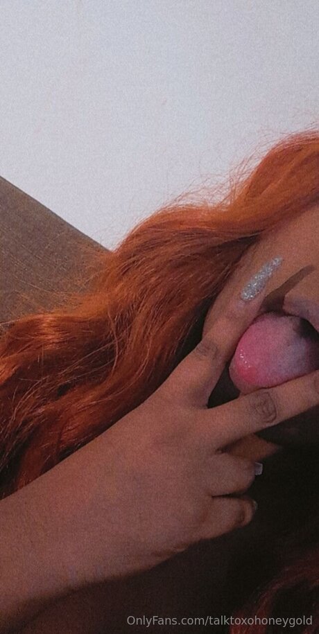 Talktoxohoneygold onlyfans model images