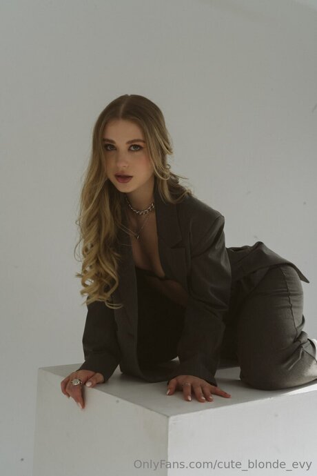 Cute Blonde Evy onlyfans creator